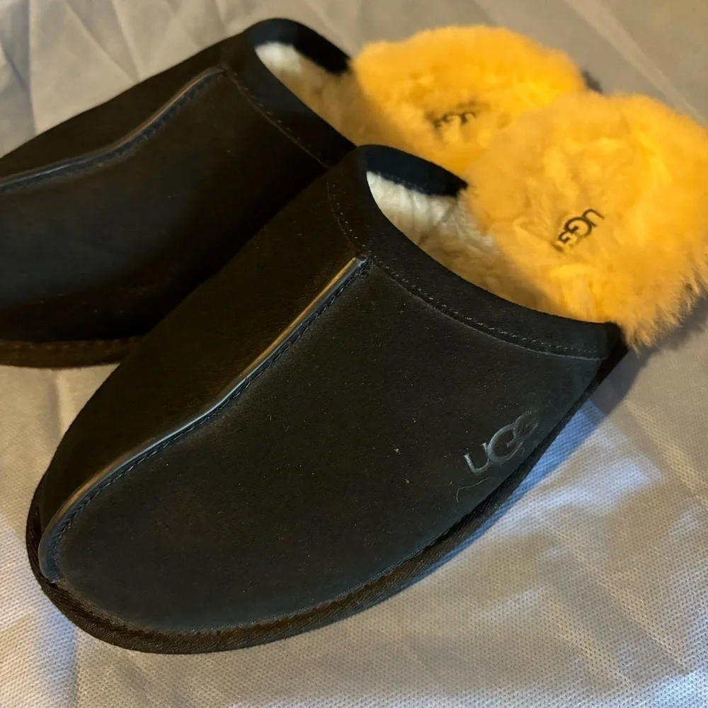 UGG Black and Cream scuff slippers fed  with Sheepskin/wool Lining